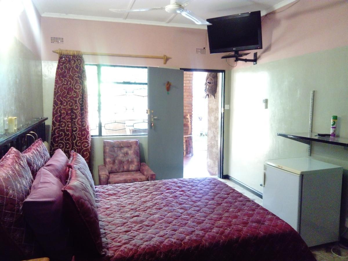 Pennywise Cottages Victoria Falls Esterno foto